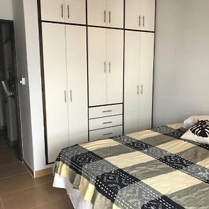 Duplex en complejo residencial con estacionamiento
